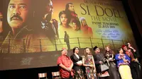 Para pemain Si Doel The Movie sesaat sebelum acara gala premier di Amsterdam, Belanda