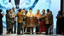 Ketua DPD Irman Gusman (tengah) menabuh drum sebagai tanda membuka Indonesia Fashion Week 2015, Jakarta, Kamis (26/2). IFW 2015 menghadirkan 747 brand lokal, 230 desainer, 2.552 fashion outfit dan 32 pagelaran busana. (Liputan6.com/Panji Diksana)