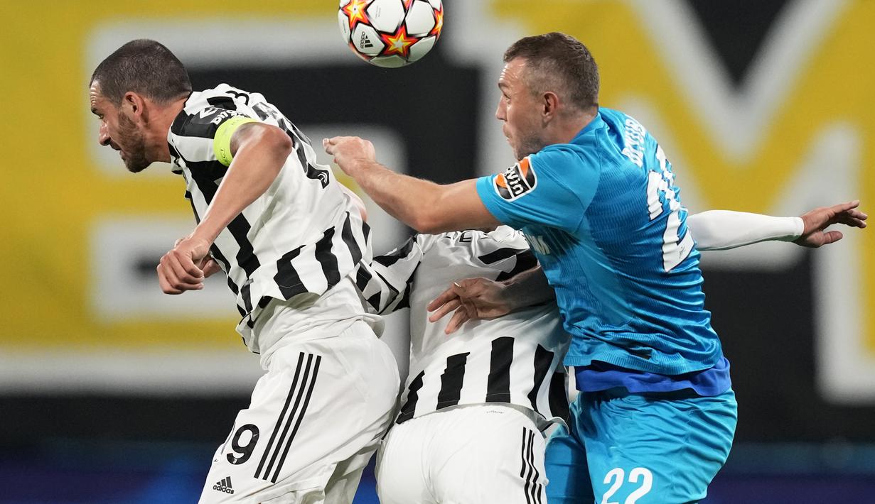 Bek Juventus, Leonardo Bonucci berebut bola udara dengan pemain Zenit St. Petersburg, Artem Dzyuba pada pertandingan Grup H Liga Champions di Gazprom Arena di St.Petersburg, Rusia, Kamis (21/10/2021). Juventus menang atas Zenit St. Petersburg 1-0. (AP Photo/Dmitry Lovetsky)