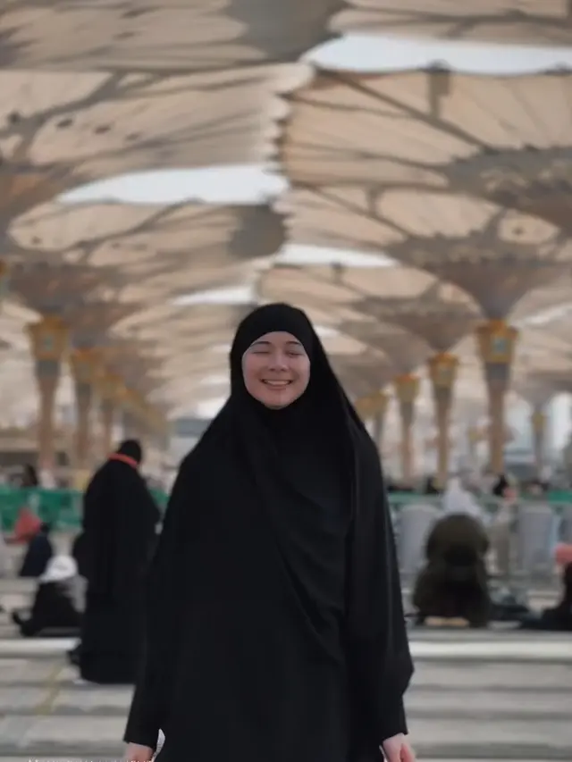 Iris Wullur Umroh