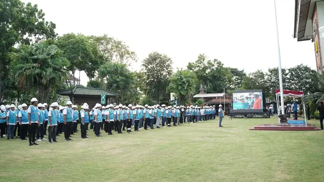 PT PLN (Persero) menggelar apel Siaga Kelistrikan di halaman kantor PLN Unit Induk Distribusi (UID) Bali, Jumat (17/5/2024). Apel ini dalam rangka mensukseskan Konferensi Tingkat Tinggi World Water Forum (KTT WWF) ke–10. (Dok PLN)