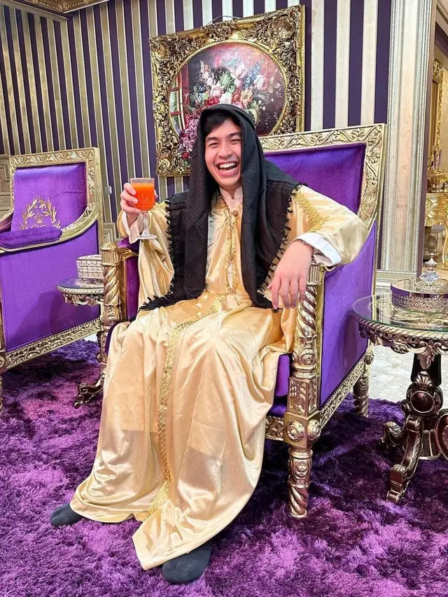 Jeome Polin cosplay jadi raja Arab saat bermain di rumah mama Ala