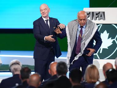 Presiden FIFA, Gianni Infantino, menjadi sorotan setelah tindakannya yang berusaha menciptakan momen damai antara perwakilan asosiasi sepak bola Palestina dan Israel di panggung saat penutupan Kongres FIFA terbaru di Vancouver, Kanada, Kamis (30/4/2026) waktu setempat. (AP Photo/The Canadian Press/Darryl Dyck)