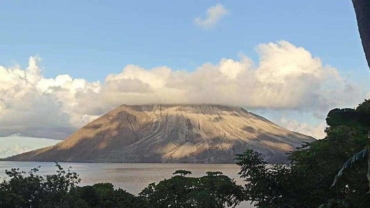 Kondisi Gunung Ruang di Kabupaten Kepulauan Sitaro, Sulut, pada Sabtu (11/5/2024).