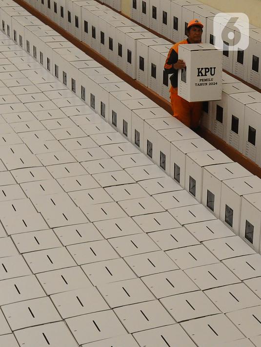 Petugas PPSU membawa kotak suara yang akan didistribusikan ke setiap kelurahan di Gudang Logistik PPK (Panitia pemungutan Kecamatan) di GOR Matraman, Jakarta Timur, Kamis (21/12/2023). (merdeka.com/Arie Basuki)