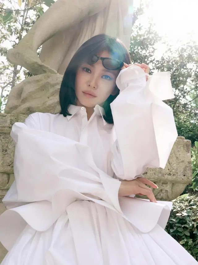 Song Hye Kyo saat Jadi Cover Vogue China pakai baju putih. [@kyo1122]