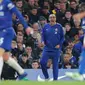 Pelatih Chelsea, Maurizio Sarri memberikan instruksi selama pertandingan melawan Crystal Palace di Liga Inggris di Stamford Bridge, London (4/11). Chelsea menang atas Crystal Palace dengan skor 3-1. (AP Photo/Frank Augstein)