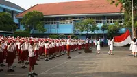 Para siswa di salah satu SD di Kota Jambi khidmat menggelar upacara bendera setiap hari Senin. (Liputan6.com/B Santoso)