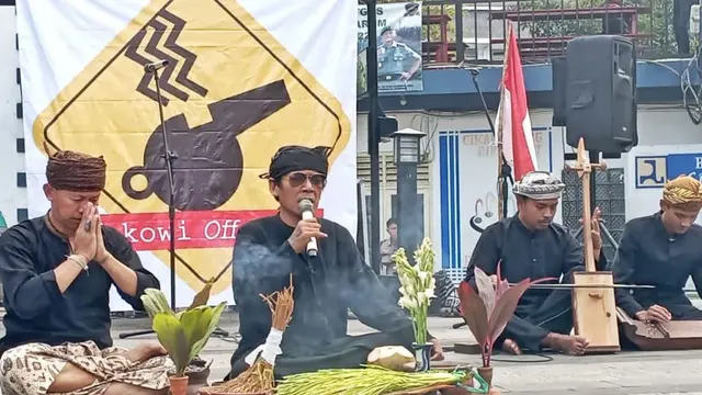 Ratusan warga dan seniman budayawan yang tergabung dalam Forum Masyarakat Sipil Jawa Barat menggelar aksi seni kebudayaan di kawasan Cikapundung, Kelurahan Braga, Kecamatan Sumur Bandung, Kota Bandung, Jawa Barat, Selasa (7/11) (Istimewa)