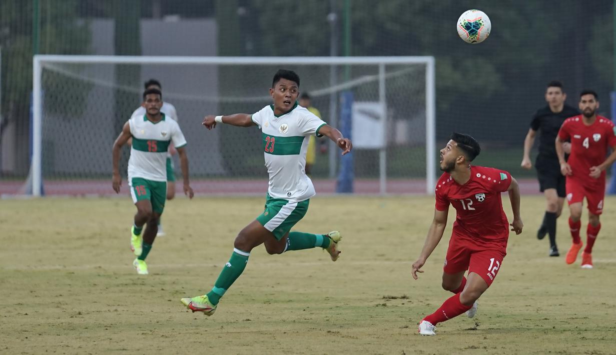 Timnas Afghanistan memulai pertandingan dengan menguasai bola. Mereka mencoba memperlebar area permainan dengan mengirim bola ke sisi sayap dalam melakukan serangan. Namun, peluang pertama justru datang dari Timnas Indonesia. (Dok. PSSI)