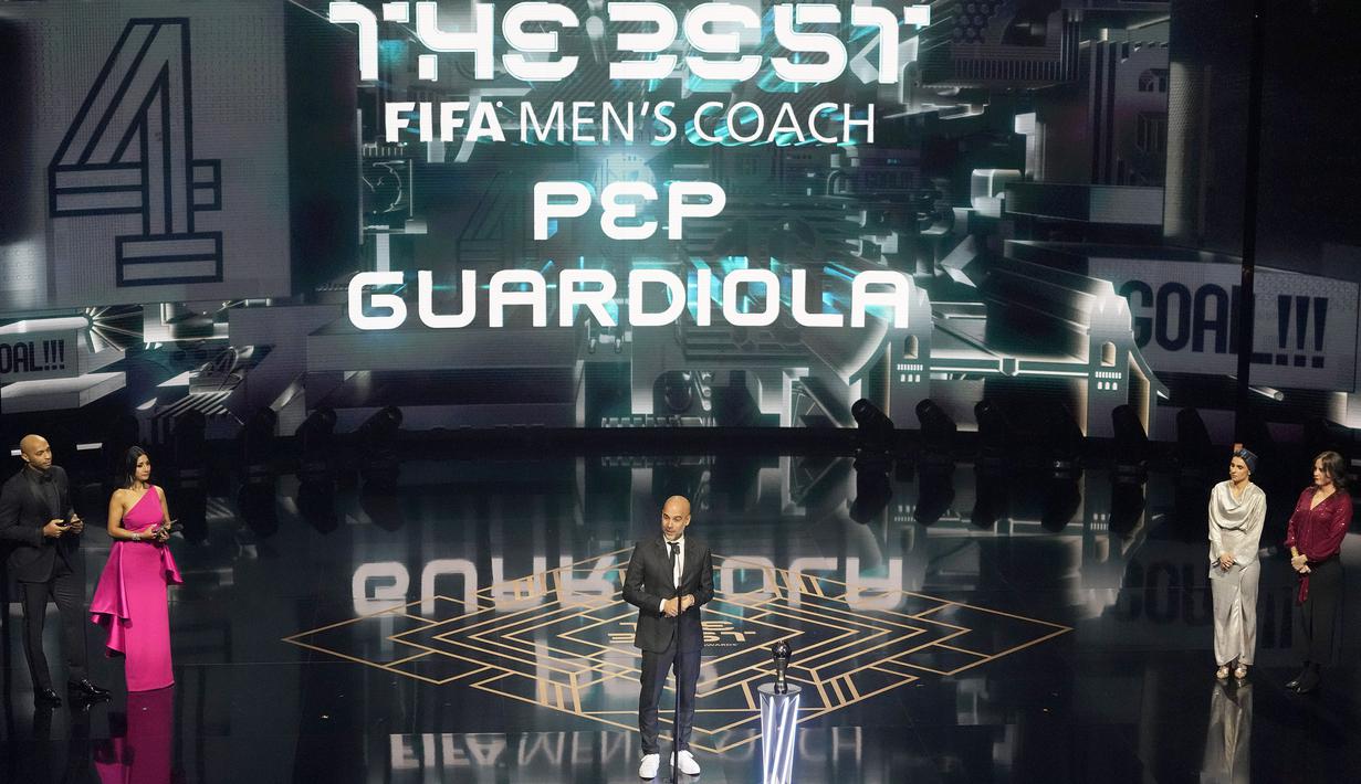 Pelatih Manchester City, Pep Guardiola (tengah) memberikan sambutan setelah memenangkan penghargaan pelatih terbaik FIFA 2023 ada acara Best FIFA Football Awards yang berlangsung di Eventim Apollo, Hammersmith, London, Senin (15/01/2024) waktu setempat. (AP Photo/Kirsty Wigglesworth)