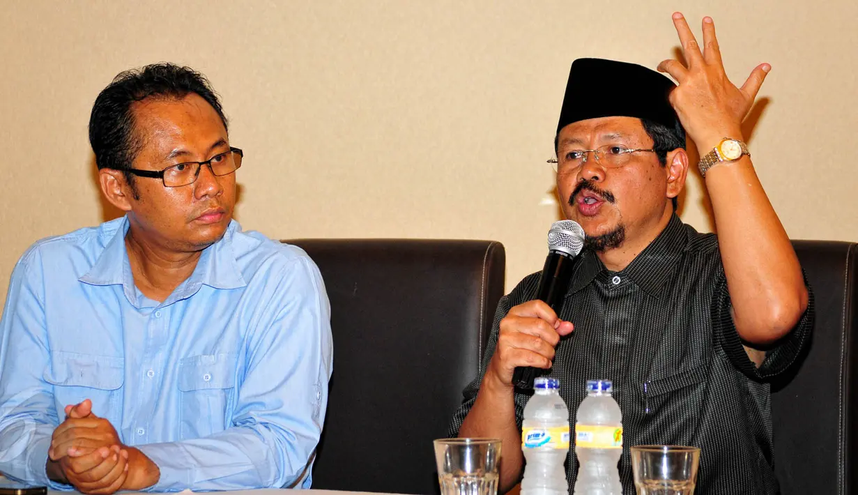 H. Ipung (kiri), Jubir HTI Ustad Ismail (kanan) saat berdikusi dengan wartawan dalam acara silahtuhrahmi dengan Media, Jakarta, Kamis (28/5/2015). 150 ribu anggota HTI akan melakukan rapat besar dan pawai di SGBK. (Liputan6.com/Yoppy Renato)