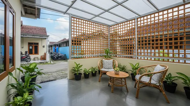 Desain Teras Rumah Sederhana yang Membuat Rumah Terasa Lebih Rapi dan Fungsional Model Teras Semi Tertutup dengan Kanopi Transparan