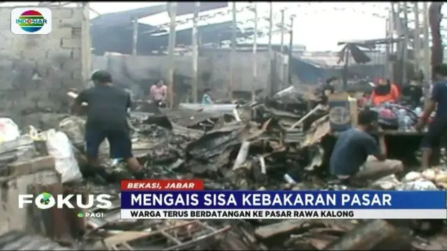 Banyak warga yang sengaja berdatangan ke puing-puing Pasar Rawa Kalong yang terbakar, hanya untuk mengaisi beras yang tersisa.