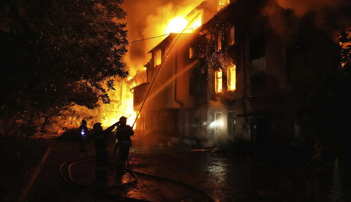 Dua orang dirawat di rumah sakit, termasuk seorang anak, menurut gubernur daerah.  (Ukrainian Emergency Service via AP)