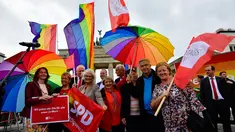 Mantan walikota Berlin Klaus Wowereit saat mengikuti demontrasi kaum LGBT di depan Gerbang Brandenburg di Berlin (30/6). Jerman melegalkan undang-undang pernikahan sesama jenis pada Jumat 30 Juni 2017. (AFP Photo/Tobias Schwarz)