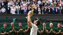 Andy Murray mengangkat trofi Wimbledon usai mengalahkan petenis Kanada,  Milos Raonic pada tunggal putra Wimbledon Championships 2016 di The All England Lawn Tennis Club,  Wimbledon, London, (10/7/2016). (AFP/Glyn Kirk)