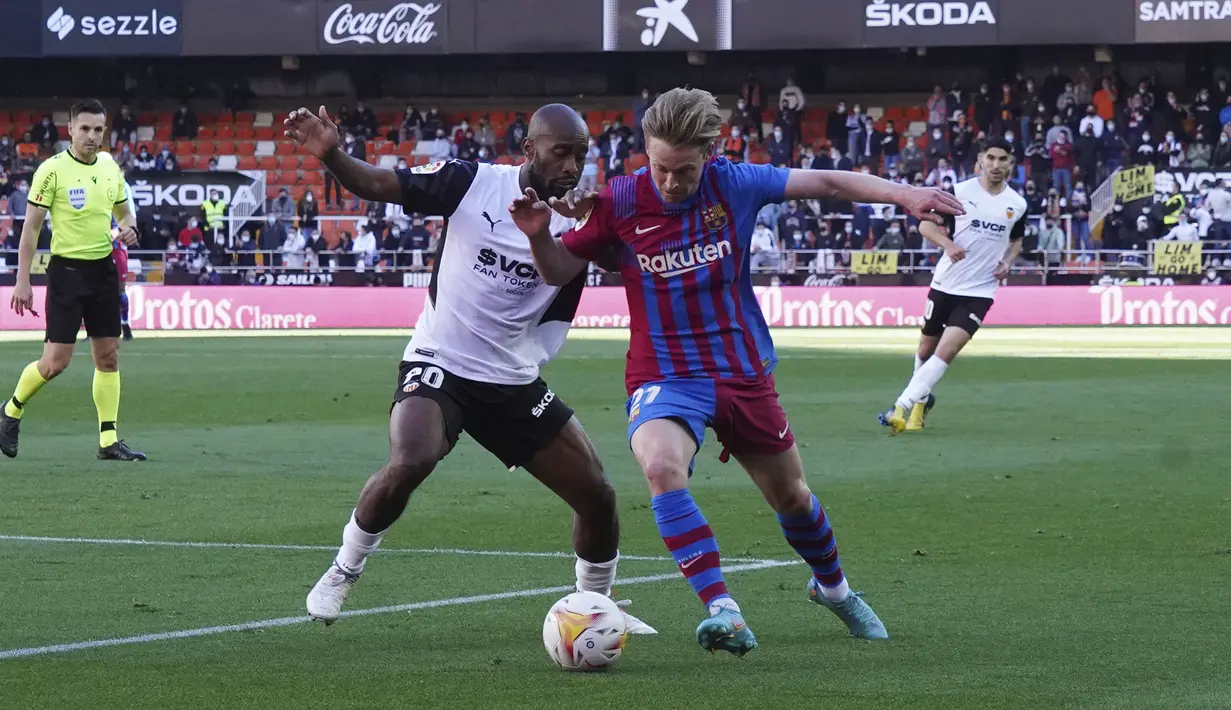 Gelandang Barcelona, Frenkie de Jong berebut bola dengan pemain Valencia, Dimitri Foulquier pada pertandingan La Liga Spanyol di stadion Mestalla, Spanyol, Minggu (20/2/2022). Barcelona menang atas Valencia 4-2. (AP Photo/Alberto Saiz)