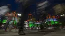 Bangunan Chhatrapati Shivaji Maharajah Terminus yang menjadi landmark kota ini diterangi dengan warna-warna bendera India pada malam Hari Kemerdekaan di Mumbai, India, Senin, 14 Agustus 2023. (AP Photo/Rafiq Maqbool)