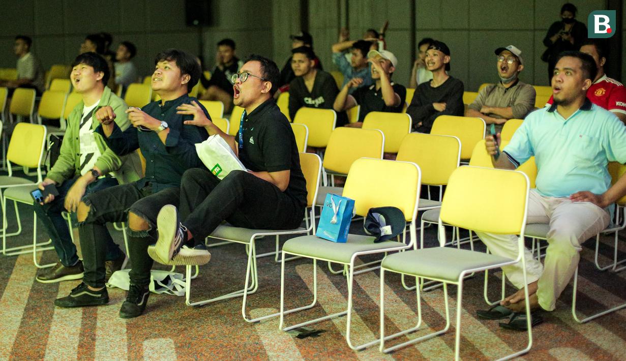Ekspresi pendukung Manchester United yang tergabung dalam United Indonesia Jakarta saat Roaring Night Liga Inggris 2023/2024 melawan Arsenal di Hotel Ibis, Tanah Abang, Jakarta, Sabtu (12/05/2024). (Bola.com/Bagaskara Lazuardi)