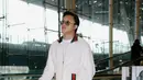 Tak ingin kalah mahal, Rizky Febian kenakan jaket putih dan celana cokelat dari Gucci. [@rizkyfbian]