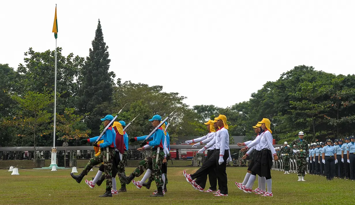 Calon Paskibraka Nasional menjalani latihan baris-berbaris bersama dengan tim gabungan di PP-PON Cibubur, Jakarta , Senin (7/8). Tim gabungan terdiri dari anggota TNI AD, TNI AU, TNI AL, Polri, Pasmpampres serta Marching Band. (Liputan6.com/Yoppy Renato)