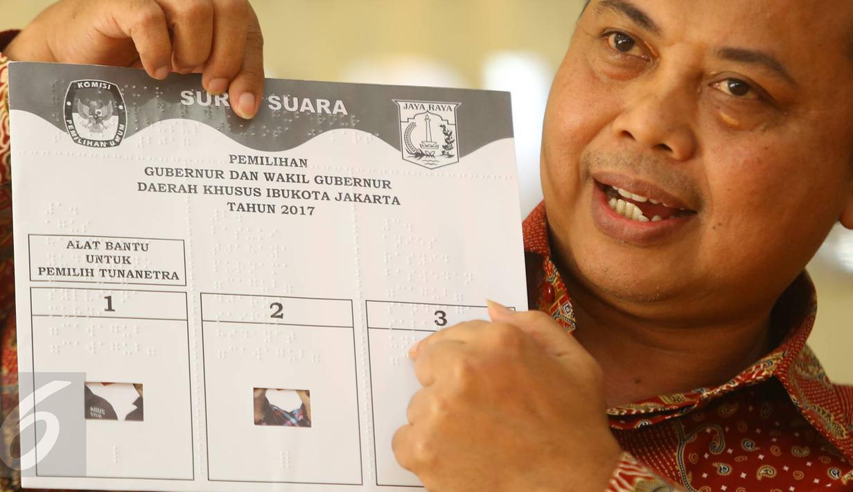 KPUD DKI Jakarta menunjukkan surat suara pemilihan gubernur dan wakil gubernur DKI Jakarta khusus tuna netra, Rabu (11/1).  KPUD DKI Jakarta sekaligus merilis tema yang akan diangkat pada debat pertama para pasangan calon. (Liputan6.com/Immanuel Antonius)