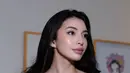 Terbaru, Manohara kenakan heartline kebaya dengan detail yang modern rancangan Anne Avantie. Kebaya ini memiliki detail tulle dan bordir yang apik [@manodelia]