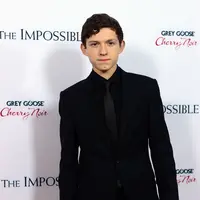 “Pada dasarnya aku melakukan jungkir balik di depan kamera maupun belakang kamera dan aku seperti, ‘Mereka mungkin tidak pernah melihat ini tetapi jika iya, aku perlu mereka tahu bahwa aku punya beberapa kemampuan senam’” ujar Tom. (AFP/Bintang.com)