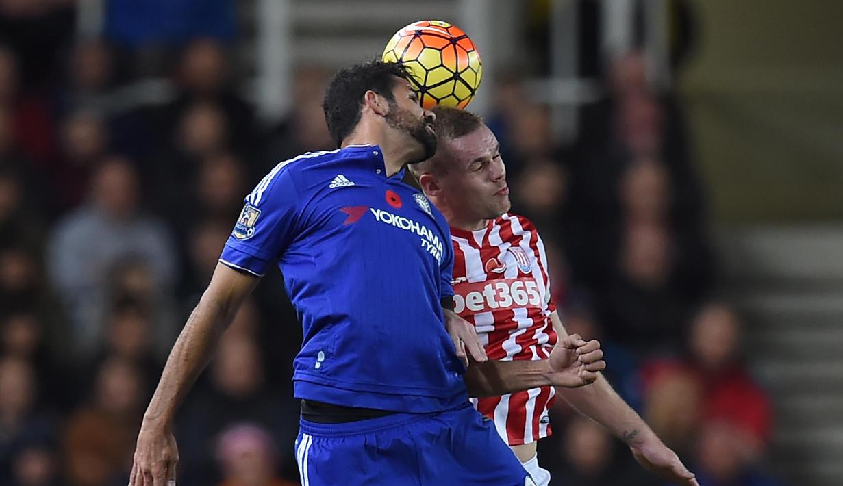 Pemain Chelsea, Diego Costa (kiri), berebut bola dengan pemain Stoke City, Ryan Shawcross, pada lanjutan Liga Premier Inggris di Stadion Britannia, Stoke, Minggu (8/11/2015) dini hari WIB. (AFP Photo/Paul Ellis)