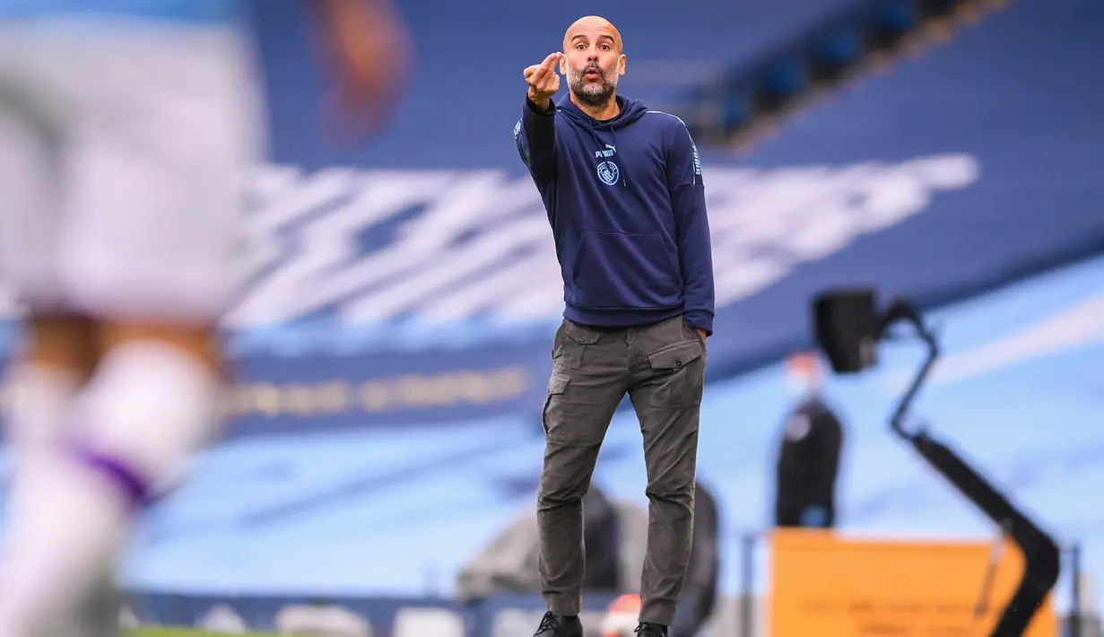Pelatih Manchester City, Pep Guardiola menginstruksikan pemainnya saat bertanding melawan Bournemouth pada pertandingan lanjutan Liga Inggris di Stadion Ethiopia di Manchester, Inggris (15/7/2020). Manchester City menang tipis 2-1 atas Bournemouth. (Laurence Griffiths / Pool via AP)