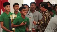 Presiden Joko Widodo (Jokowi) menerima skuad Tim Nasional (Timnas) Indonesia U-16 di Istana Merdeka, Jakarta, Kamis (4/10). Mengenakan kaos hijau dan celana training hitam, anak-anak asuh Fakhri Husaini datang ke Istana. (Liputan6.com/Angga Yuniar)
