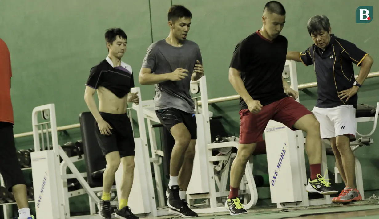 Tim ganda putra Indonesia saat latihan fisik di Pelatnas Bulutangkis, Cipayung, Jakarta, Senin (7/5/2018). Latihan tersebut untuk persiapan jelang Piala Thomas pada 20-27 Mei 2018 di Thailand. (Bola.com/M Iqbal Ichsan)