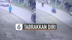 Pemotor jatuh seketika setelah tertabrak wanita itu.
