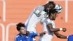 Pemain Nigeria, Solomon Agbalaka dan Abel Ogwuche duel udara dengan pemain Italia, Giuseppe Ambrosino, pada laga Grup D Piala Dunia U-20 2023 di Stadion Malvinas Argentina, Kamis (25/5/2023). Nigeria menang dua gol tanpa balas. (AP Photo/Natacha Pisarenko)