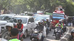 Sejumlah kendaraan terjebak kemacetan saat melintas di jalur lingkar Nagreg, Jawa Barat, Sabtu (2/7). Kemacetan disebabkan bus pemudik yang mengalami kecelakaan hingga menutup sebagian jalur. (Liputan6.com/Immanuel Antonius)