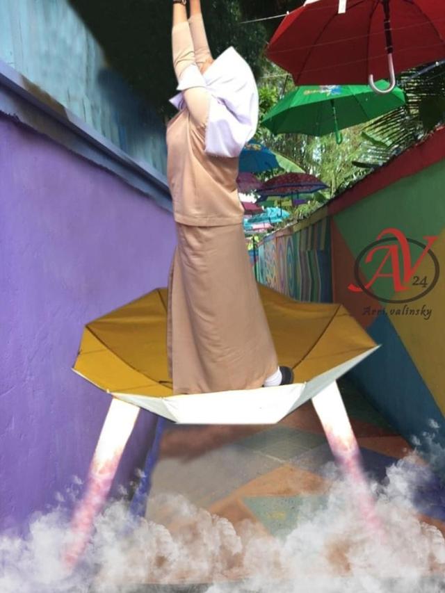 Minta Edit Foto Pegang Payung, Hasilnya Malah Absurd Banget