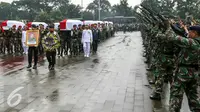 Pasukan Salvo memberikan tembakan penghormatan saat kedatangan jenazah korban jatuhnya Heli TNI di TMP Kalibata, Jakarta, Selasa (22/3/2016). (Liputan6.com/Yoppy Renato)