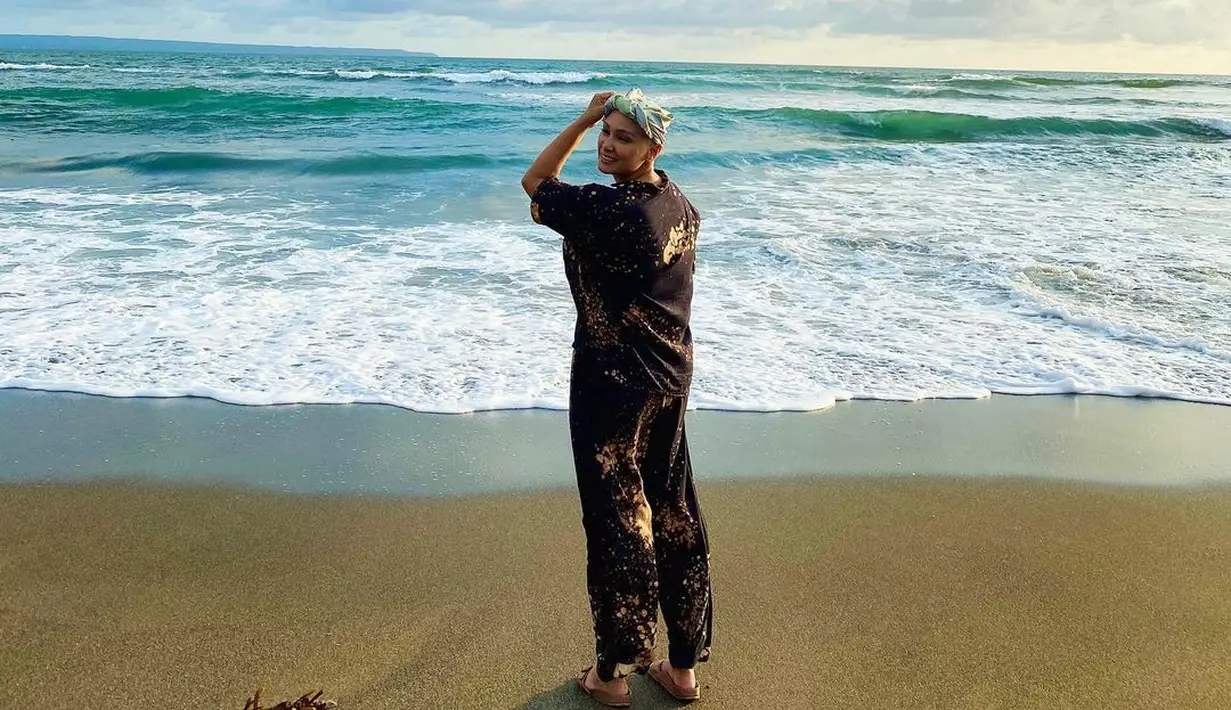 Feby Febiola mengaku dirinya merasa lebih bahagia setelah terkena kanker. Pasalnya, sebelum semua terjadi ia selalu memikirkan jika ada hal buruk yang menimpa dirinya. Dan kini, hal buruk tersebut sudah menghampirinya. (Instagram/febyfebiola_)