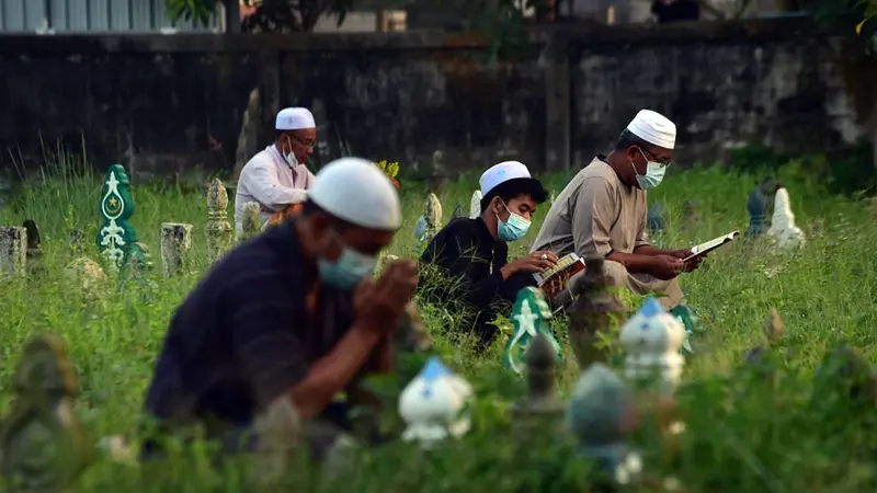 FOTO: Tradisi Ziarah Kubur Saat Idul Adha di Thailand