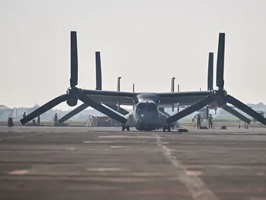 Sebuah pesawat Bell Boeing V-22 Osprey terparkir di landasan saat upacara pembukaan latihan militer gabungan Super Garuda Shield di Pusat Penerbangan Angkatan Laut Indonesia di Sidoarjo, Jawa Timur pada 26 Agustus 2024. (JUNI KRISWANTO/AFP)