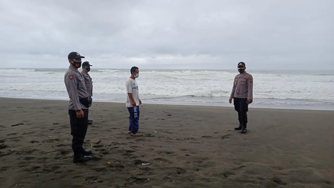 Pantai selatan Kebumen, Jawa Tengah usai dihantam gelombang tinggi. (Foto: Liputan6.com/Humas Polres Kebumen)