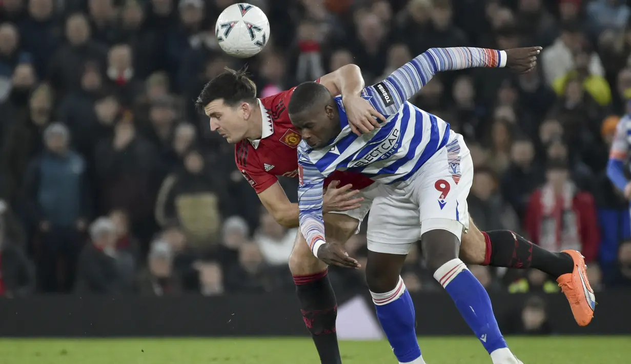 <p>Bek Manchester United, Harry Maguire berebut bola dengan pemain Reading, Lucas Joao selama pertandingan putaran keempat Piala FA di Old Trafford di Manchester, Inggris, Minggu (29/1/2023). MU menang atas Reading 3-1. (AP Photo/Rui Vieira)</p>