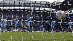 Gabriel Jesus menjadi bintang pada laga kali ini. Pemain asal Brasil itu tampil sangat gemilang dengan memborong empat gol. (AP/Jon Super)