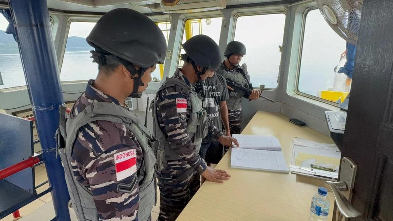 FOTO: KRI Pari-849 Amankan Kapal Pengangkut Ore Nikel Ilegal di Perairan Sulawesi Tenggara