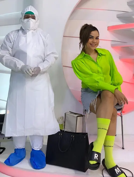 Melaney memang termasuk orang yang ramah, jadi ia mengaku senang bersalaman dengan orang lain. Bahkan memeluk orang-orang yang disayanginya. Namun di tengah pandemi ini tak bisa dilakukannya. (Instagram/melaney_ricardo)