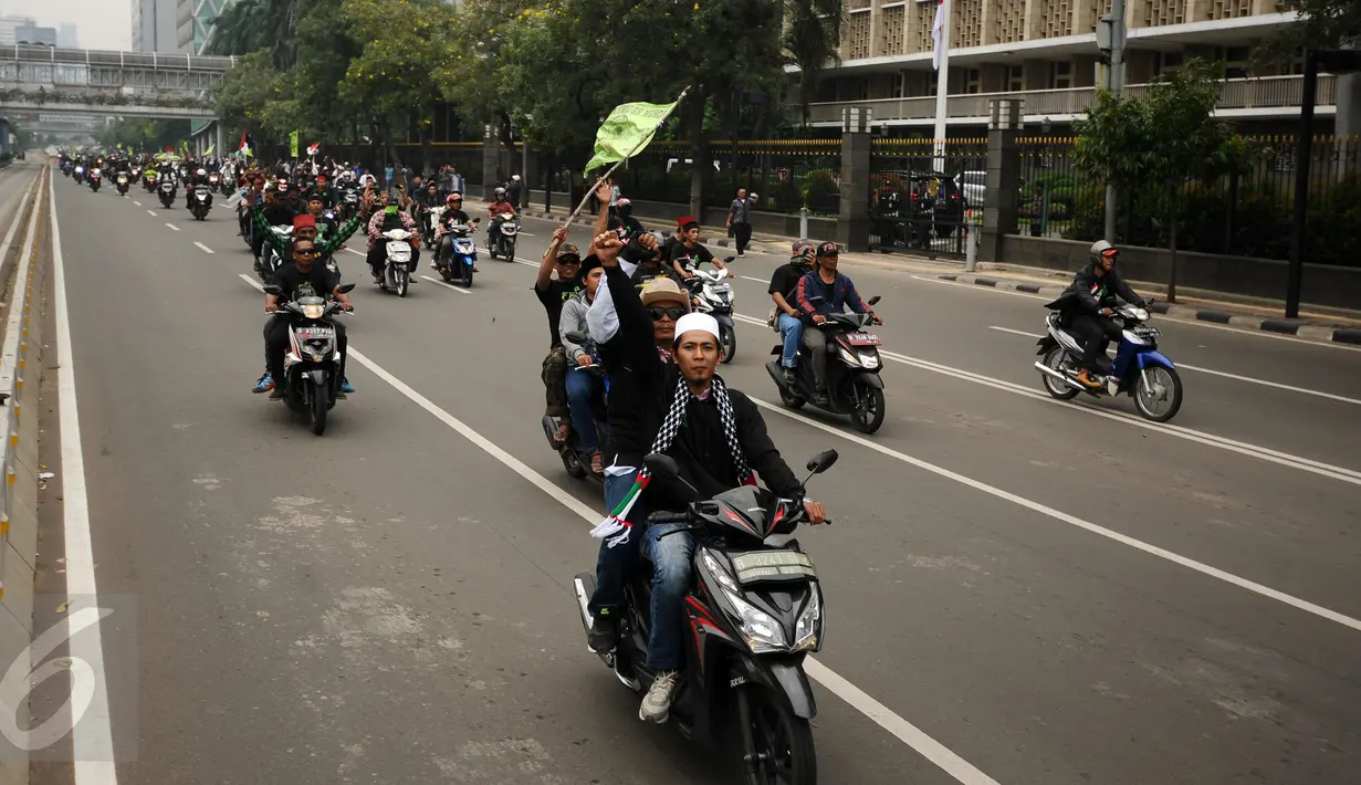 Puluhan massa aksi damai mengendarai motor melewati Jalan MH Thamrin, Jakarta, Jumat (4/11). Massa berkumpul untuk melakukan aksi di depan Istana Negara menuntut penegakan hukum kasus dugaan penistaan agama. (Liputan6.com/Helmi Fithriansyah)