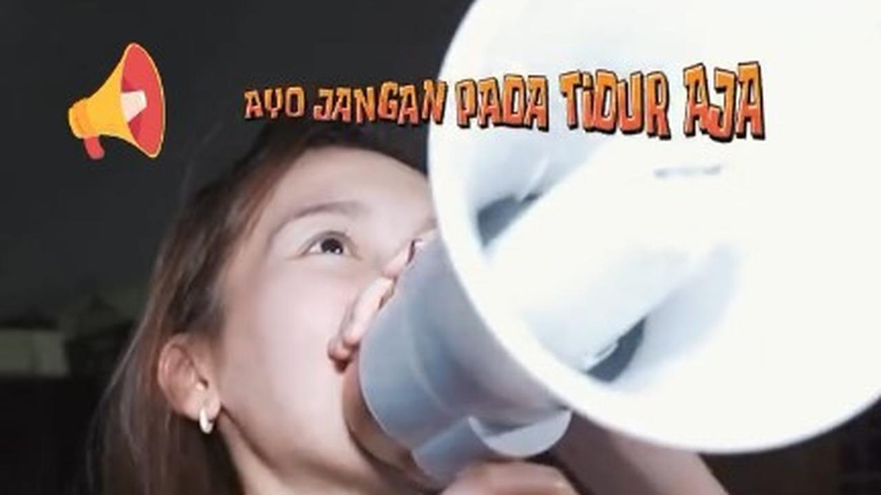 Masih Pakai Piyama, Ini 7 Potret Ayu Ting Ting Bangunkan Sahur Bareng Bocah Kampung - Totalitas Pakai Toa