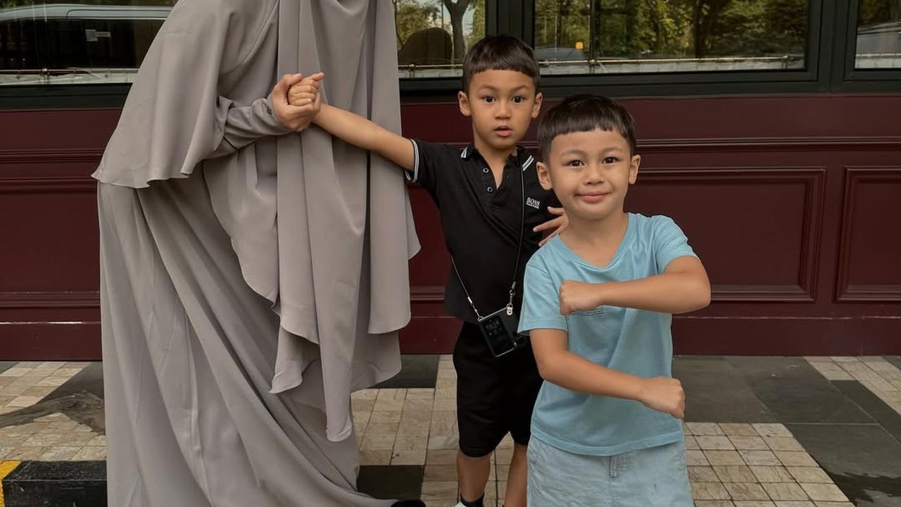 6 Potret Paula Verhoeven Tampil Cantik dengan Busana Syar'i Bareng Anak-Anak, Wajahnya Disebut Makin Fresh