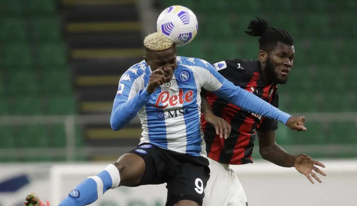 Penyerang Napoli, Victor Osimhen melompat saat berebut bola dengan gelandang AC Milan, Franck Kessie dalam duel lanjutan Liga Italia musim 2020/21 di San Siro, Senin dinihari WIB (15/3/2021). AC Milan menyerah dengan skor tipis 0-1 ketika menjamu Napoli. (AP Photo/Luca Bruno)